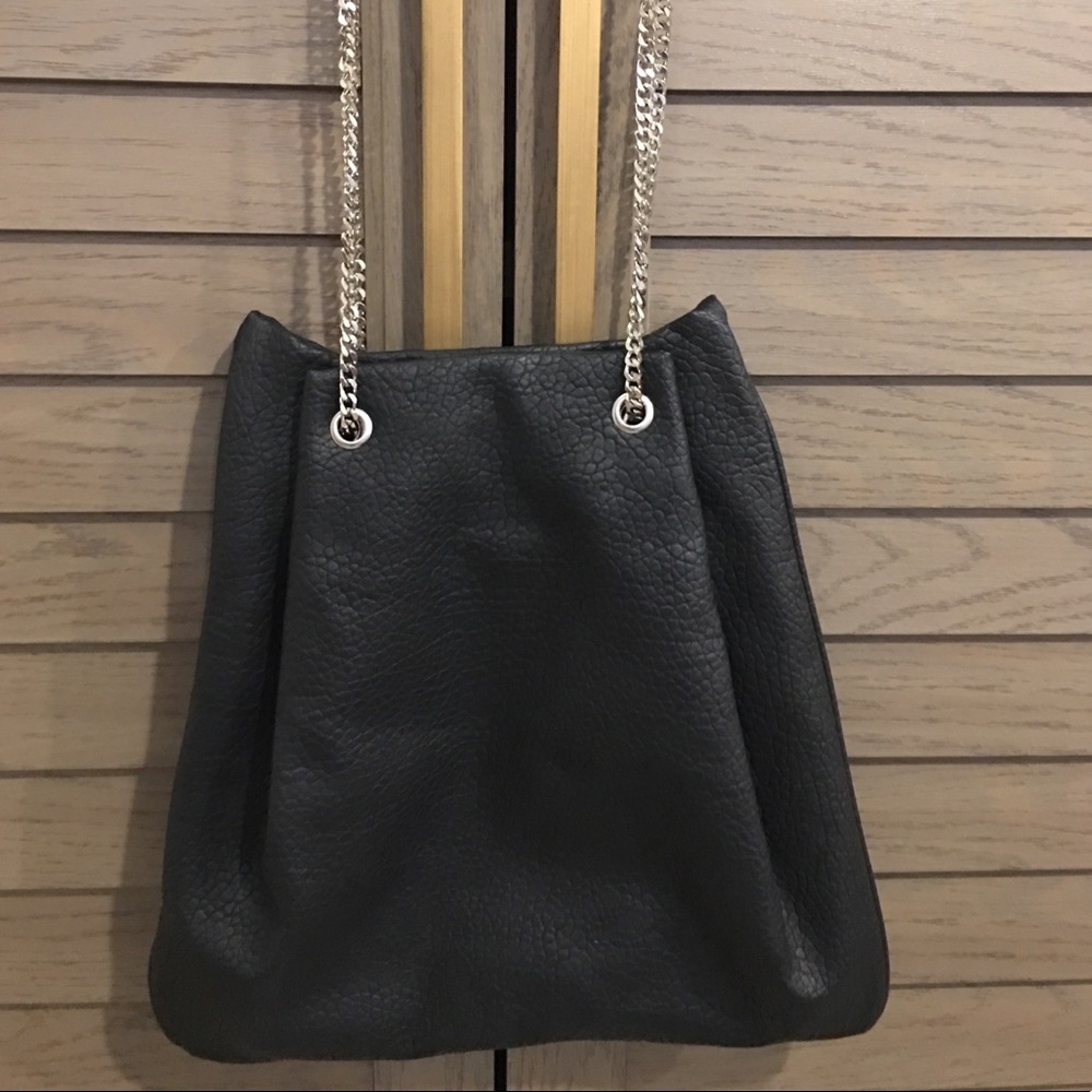 BLACK TOTE BAG. 🌸💕 FOREVER21
